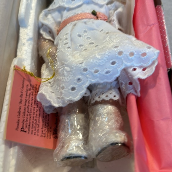 VINTAGE PARADISE GALLERIES Treasury Collection  Porcelain Doll - Picture 4 of 7